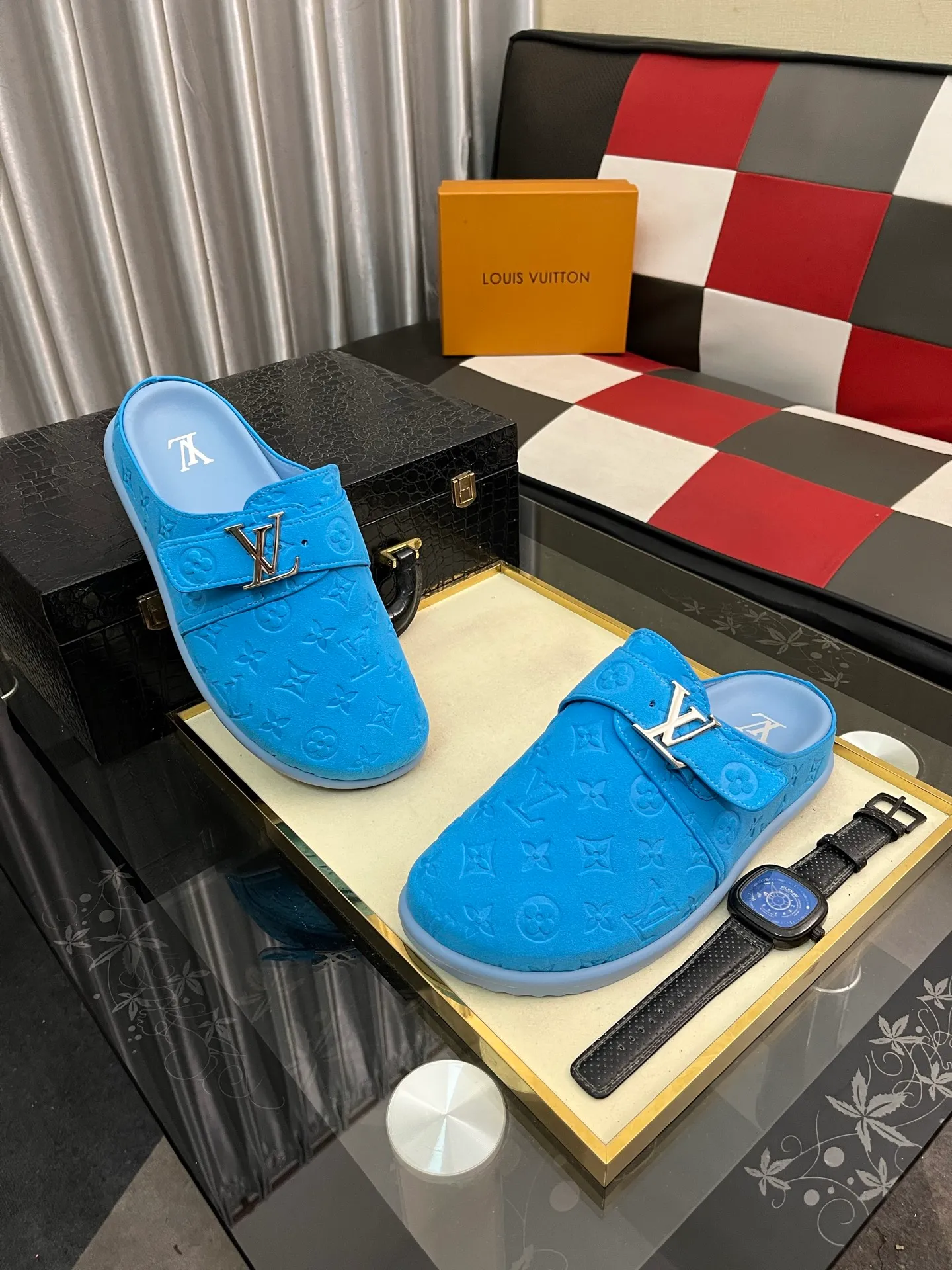 Men's shoes 💰380⌚️⌚️2025 new men's casual sandals and slippers, made of suede cow leather, with Monogram pattern to highlight the trendy style. Adjustable straps illuminated with LV letters, while a resilient insole and micro outsole provide lightweight comfort. Made of suede cow leather with embossed Monogram pattern and brand element metal hardware✅Adjustable straps➕Tough insole‼ ️Micro outsole. Comfortable and easy to wear‼ ️size: 38-446️⃣Colors available